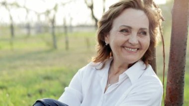 Güzel mutlu yaşlı kadın yaz parkında iyi vakit geçiriyor.