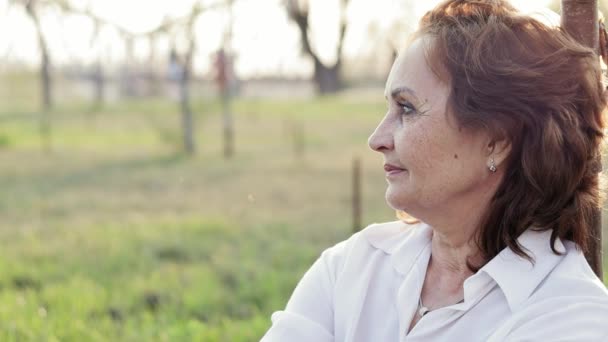 Hermosa anciana feliz pasar un buen rato en el parque de verano . — Vídeos de Stock