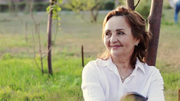 Hermosa anciana feliz pasar un buen rato en el parque de verano . — Vídeos de Stock