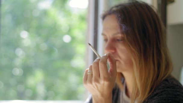 Retrato de cerca de una joven con un cigarrillo . — Vídeos de Stock