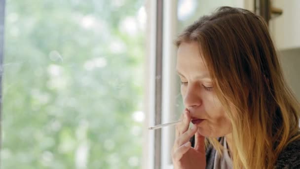 Крупный план портрета молодой женщины с сигаретой . — стоковое видео