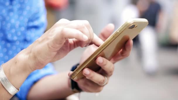 Imagens de close-up de mãos femininas segurando smartphone e site de navegação . — Vídeo de Stock