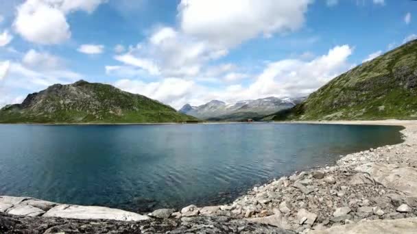 Time Lapse footage. View to the beautiful mountain lake in the sunny weather. — Stock Video
