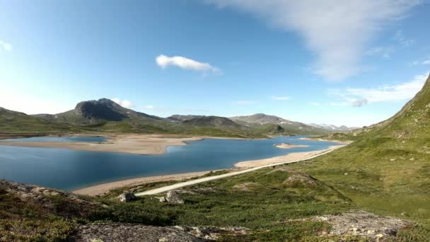 Imagens do Time Lapse. Vista para o belo lago de montanha no tempo ensolarado . — Vídeo de Stock
