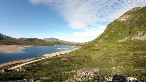 Time Lapse footage. View to the beautiful mountain lake in the sunny weather. — Stock Video