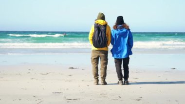 Lofoten adaları sahilinde duran iki genç kadın, Norveç