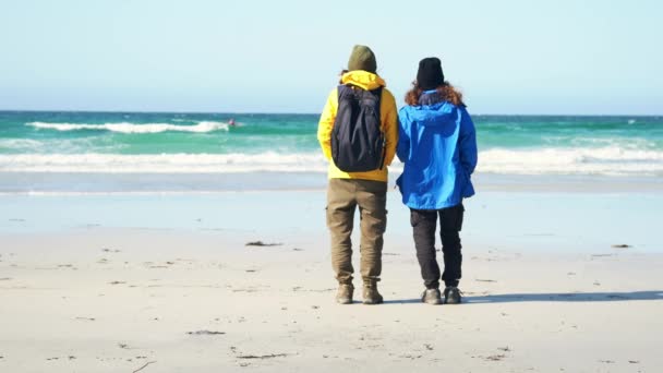 Duas jovens mulheres em pé na praia das ilhas Lofoten, Noruega — Vídeo de Stock