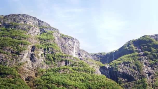 Filmische Beelden Grote Waterval Bergen Van Noorwegen — Stockvideo