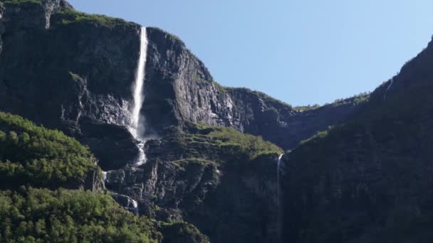 Filmszerű felvételek. Nagy vízesés a hegyekben — Stock videók