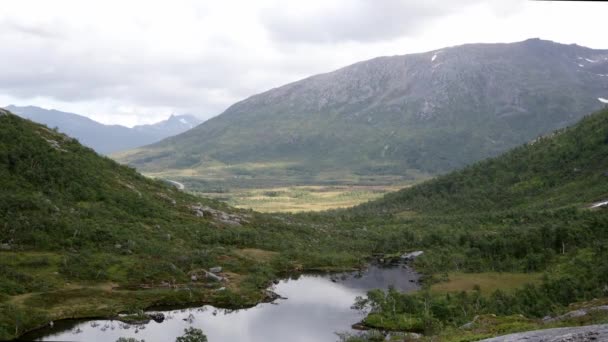 Górskie jezioro w Parku Narodowym Jotunheimen. — Wideo stockowe