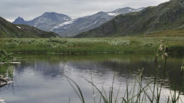 Гірське озеро в національному парку Йотунхеймен.. — стокове відео