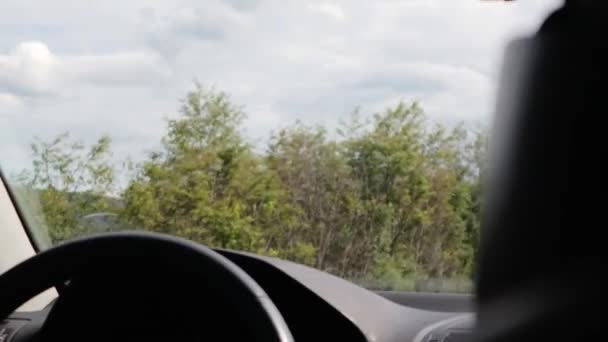 Widok z drogi przez przednią szybę samochodu. — Wideo stockowe