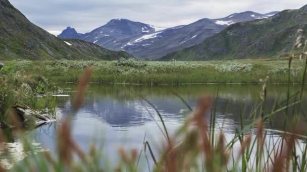 Górskie jezioro w Parku Narodowym Jotunheimen. — Wideo stockowe