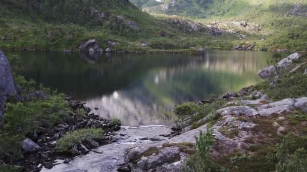 Górskie jezioro w Parku Narodowym Jotunheimen. — Wideo stockowe