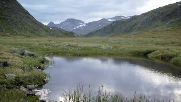 Górskie jezioro w Parku Narodowym Jotunheimen. — Wideo stockowe
