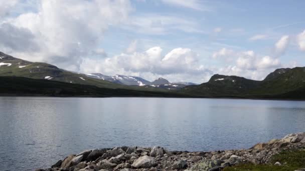 Fjellsjøen ved Jotunheimen nasjonalpark . – stockvideo