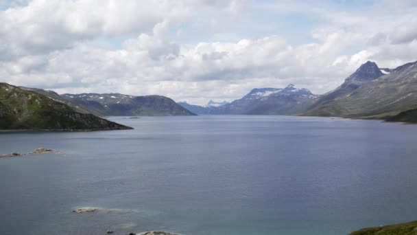 Lago de montaña en el Parque Nacional Jotunheimen . — Vídeo de stock