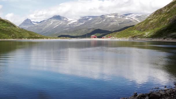 Lago di montagna nel Parco Nazionale di Jotunheimen . — Video Stock