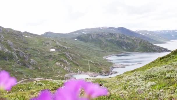 Hermoso paisaje noruego. Lago de montaña — Vídeo de stock