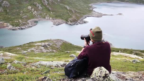 Női profi fotós fényképez egy norvég táj — Stock videók