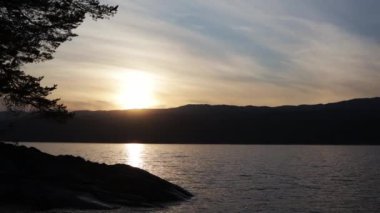 Günbatımında Norveç gölünün güzel manzarası. İyi akşamlar romantik ruh hali.