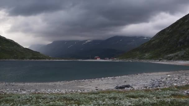 Filmové záběry. Pohled na krásné horské jezero v zataženém počasí. — Stock video