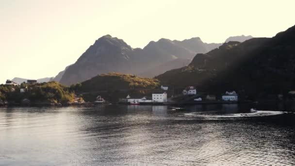 Вигляд на гарне норвезьке село з червоними будинками на воді. — стокове відео