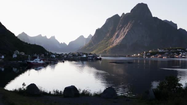 Blick auf das schöne norwegische Dorf mit roten Häusern am Wasser — Stockvideo