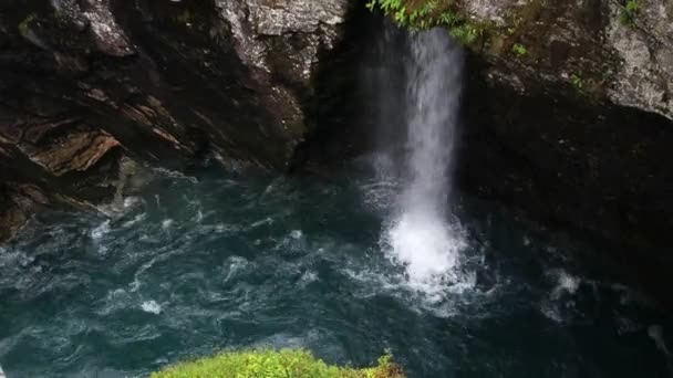 Bulutlu bir günde, yeşil bitkilerin ortasında küçük, güzel bir şelale, Norveç. — Stok video