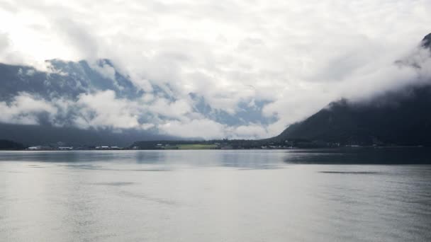 Materiał filmowy. Piękny widok na norweską wioskę we fiordzie. — Wideo stockowe