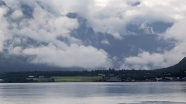 Imagens cinematográficas. Bela vista da aldeia norueguesa no fiorde . — Vídeo de Stock