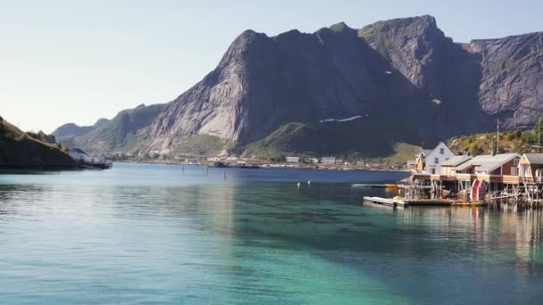 Kilátás a gyönyörű norvég falu vörös házak a vízen — Stock videók