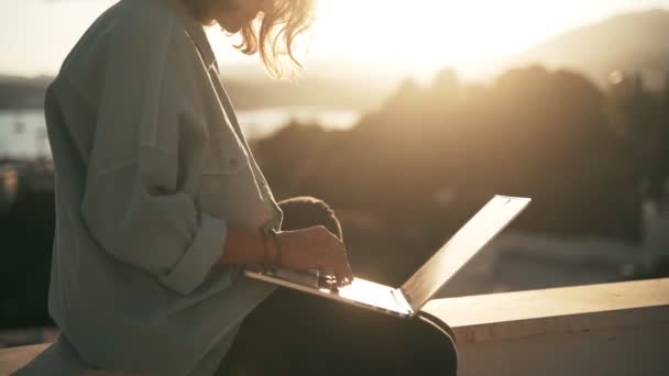 Primer plano de una mujer yang escribiendo en un teclado portátil — Vídeo de stock