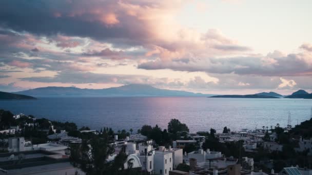 Belo pôr do sol brilhante em Bodrum, vista para o mar e para a cidade, viajar para a Turquia — Vídeo de Stock