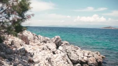 Deniz Burnu, Akdeniz kıyısı. Beyaz kayalar ve mavi su. Rüzgarlı gün