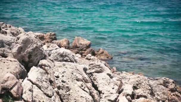 Paisaje marino, costa mediterránea. Piedras blancas y agua azul. De mano — Vídeos de Stock