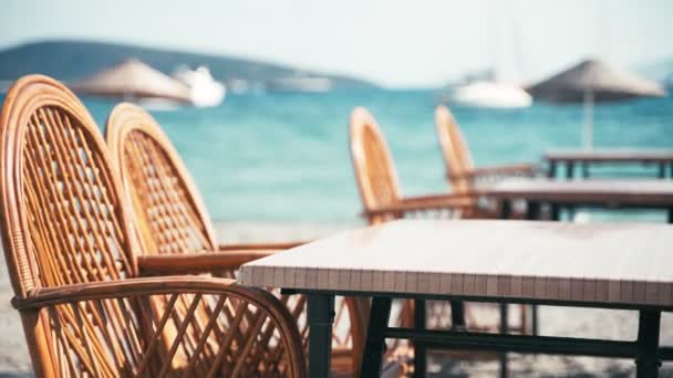 Κενό καφέ στην παραλία, άδειοι χώροι της πόλης. Καλοκαιρινές διακοπές. Φορητός — Αρχείο Βίντεο