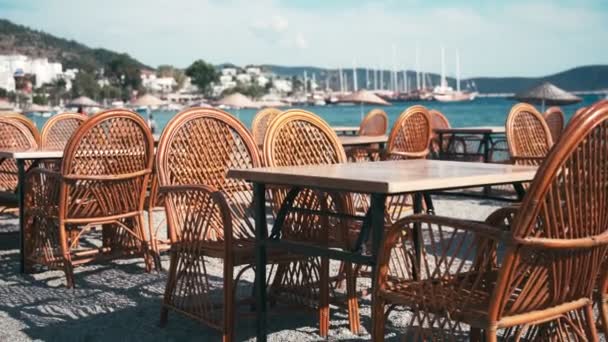 Leere Cafés am Strand warten auf die Gäste. Sommerferienkonzept — Stockvideo