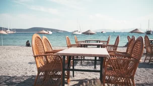 Café vacío en la playa está esperando a los clientes invitados. Concepto vacaciones de verano — Vídeos de Stock