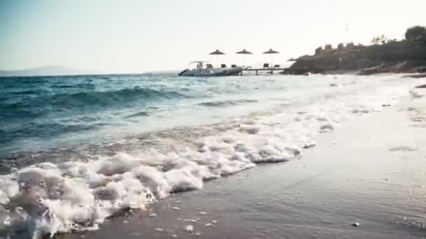 Hermoso paisaje, una ola corre en la orilla arenosa del mar , — Vídeo de stock