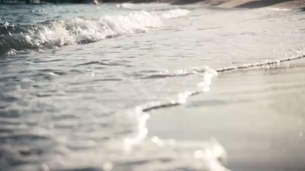 Schöne Landschaft, eine Welle fließt am sandigen Ufer des Meeres, Nahaufnahme — Stockvideo