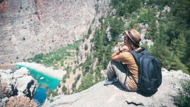 Una giovane donna in cappello gode di una vista dall'alto sulla Valle delle Farfalle in Turchia. — Video Stock