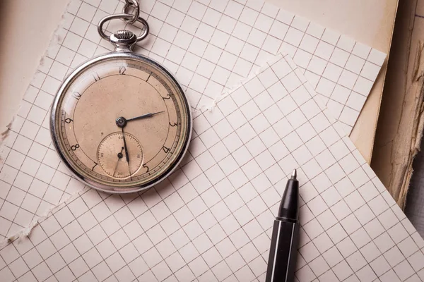 Viejo Reloj Páginas Papel Una Jaula Bolígrafo Libro Sabio Concepto — Foto de Stock