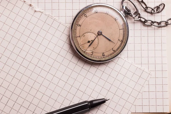 Alte Uhr Papierseiten Käfig Ein Stift Auf Einem Weisen Buch — Stockfoto