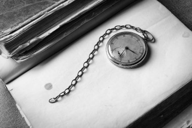 Çürüyen saat eski püskü akıllıca kitap arka plan üzerinde. Siyah beyaz fotoğraf