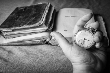 Çürüyen saat eski püskü akıllıca kitap arka plan üzerinde. Siyah beyaz fotoğraf