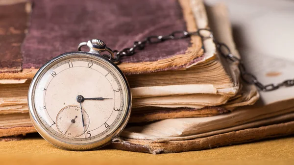 Relógio Decadente Fundo Velhos Livros Sábios Miseráveis — Fotografia de Stock