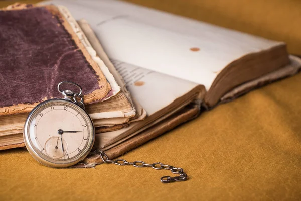 Reloj Decadencia Fondo Viejos Libros Mala Calidad — Foto de Stock