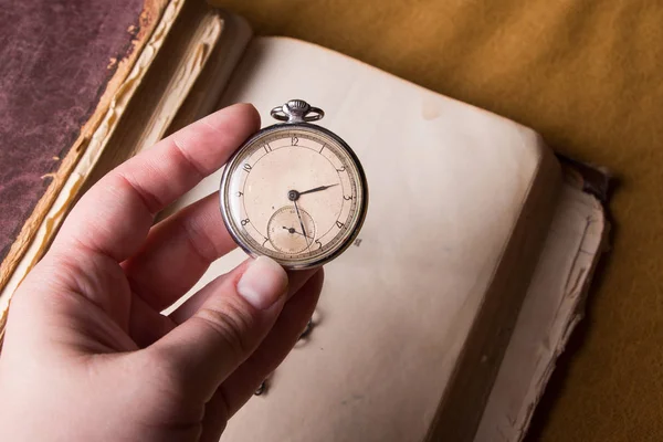Relógio Decadente Fundo Velhos Livros Sábios Miseráveis — Fotografia de Stock