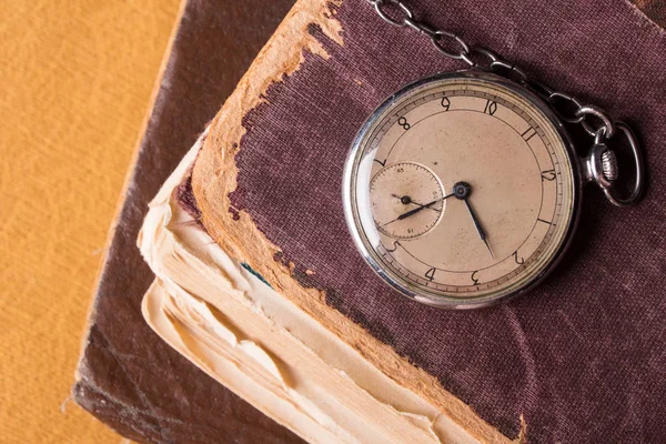 Relógio Decadente Fundo Velhos Livros Sábios Miseráveis — Fotografia de Stock